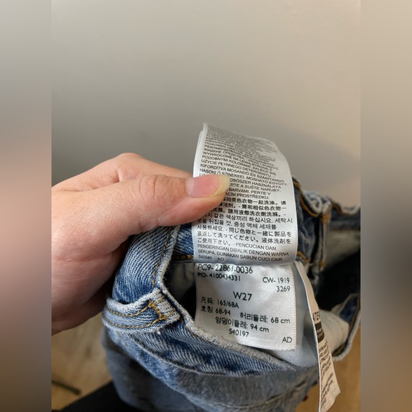 Levi's Premium Wedgie Icon Fit in Shut Up Wash Revolve Raw Hem Distressed Knees - Picture 5 of 13